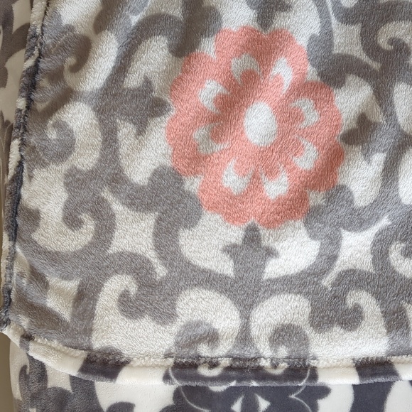 Soft Plush Cozy Blanket Throw 49.5" x 67" White Gray Coral - Picture 6 of 8